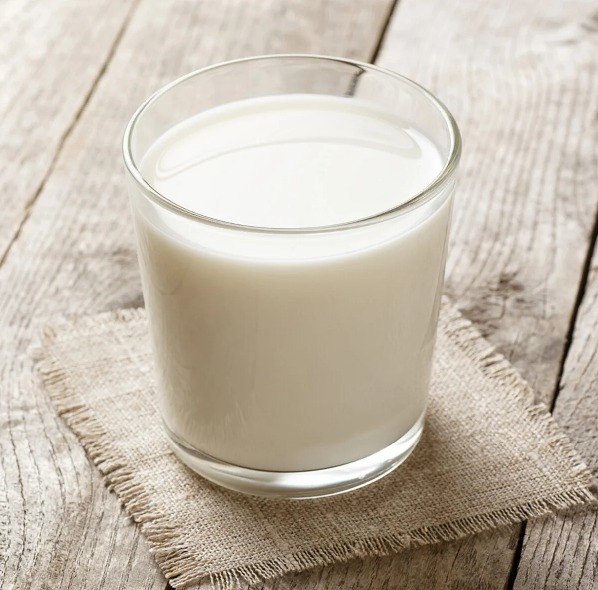 bicchiere di bevanda vegetale alternativa al latte