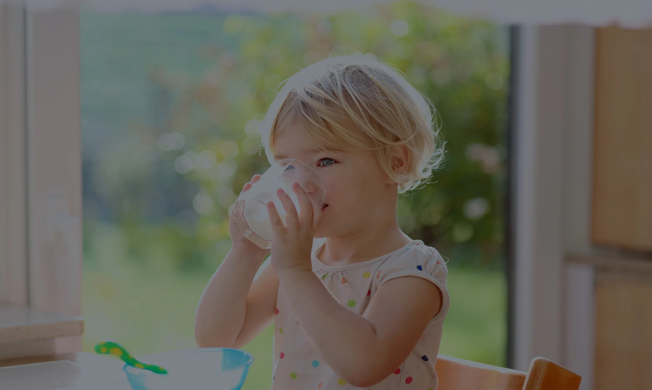 bambina che beve latte per bambini