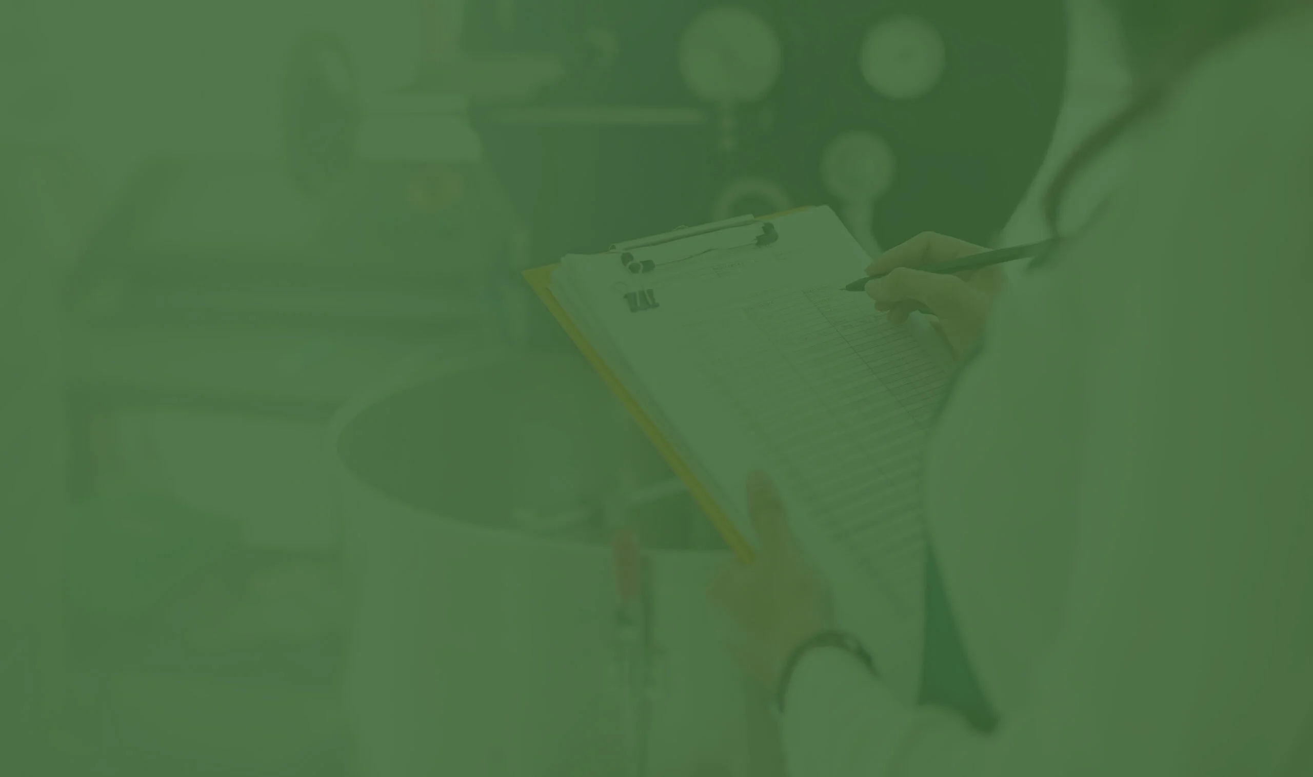 impiegato r&d con cartella in mano