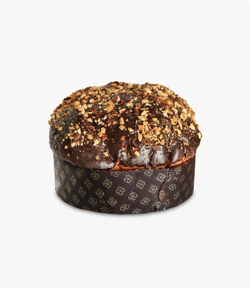 panettone con copertura di granella di nocciole e cioccolato